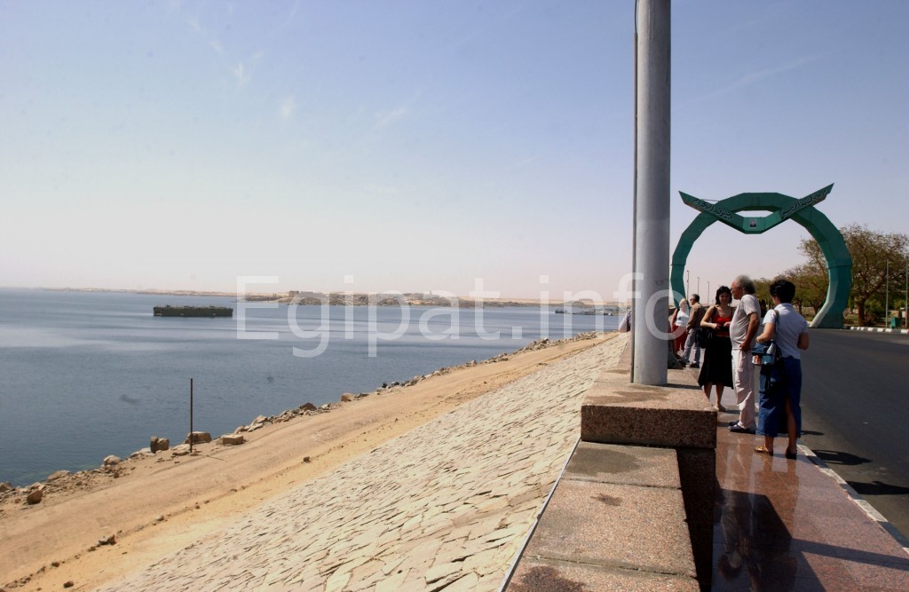 Ulaz Asuanske brane i pogled na jezero Naser