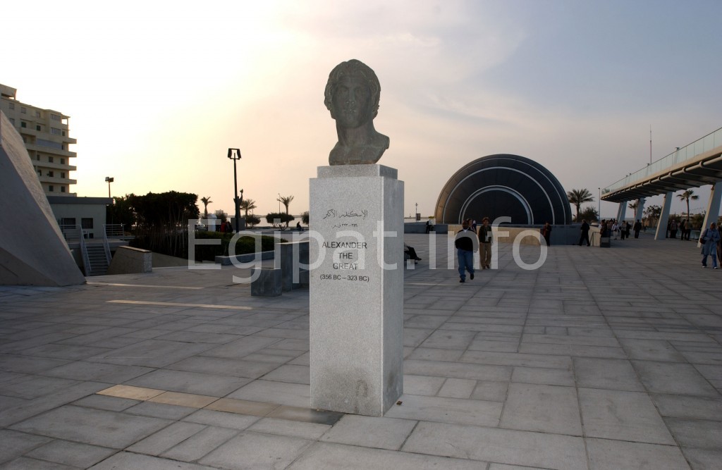 Bista Aleksandra Velikog ispred sunčevog diska Aleksandrijske biblioteke