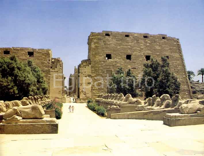 Avenija sfingi na ulazu u Karnak